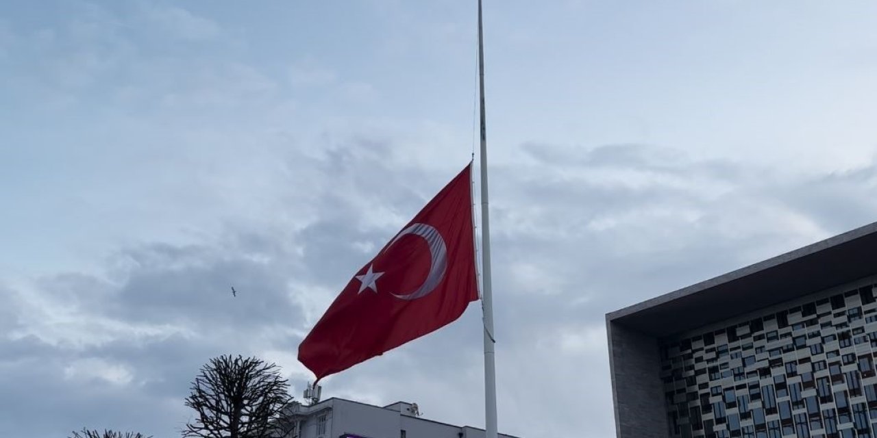 Milli yas nedeniyle bayraklar yarıya indirildi