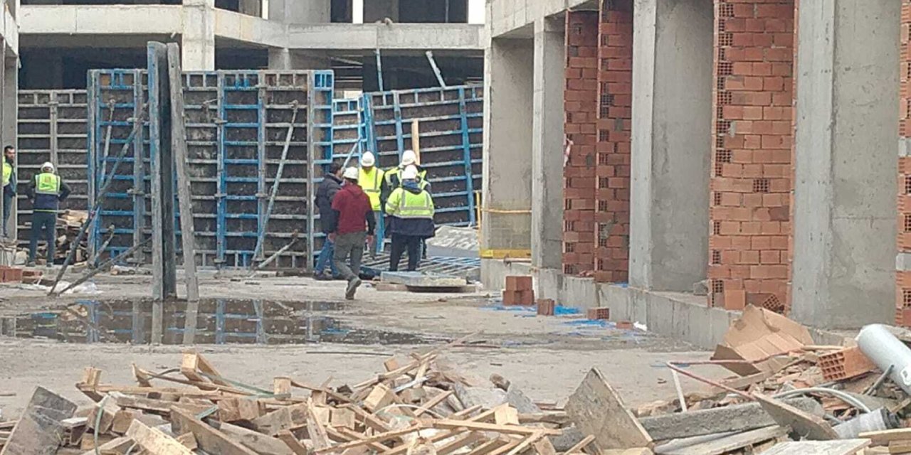 Tonlarca ağırlıktaki kalıbın altında kaldı