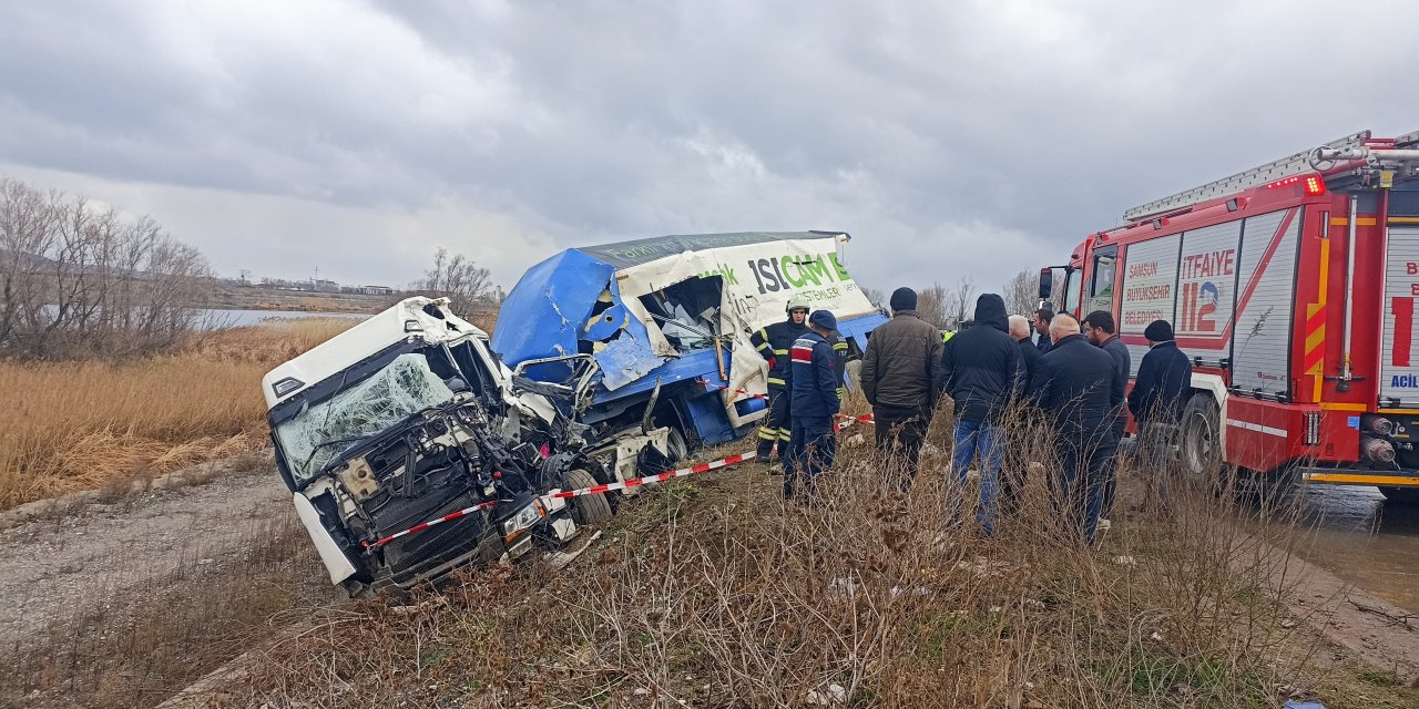 2 TIR kafa kafaya çarpıştı; 1 ölü, 2 ağır yaralı