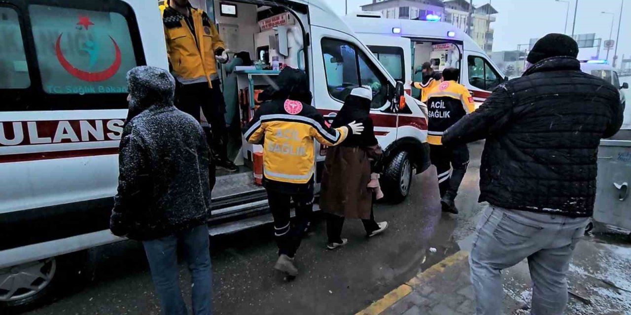 Aksaray-Konya Karayolunda minibüs ile otomobil çarpıştı: 4 yaralı