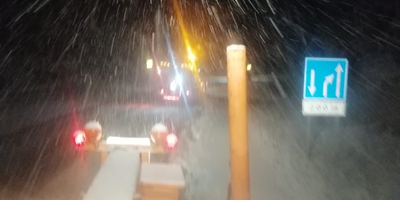 Akseki-Seydişehir yolunda TIR'lara kar engeli