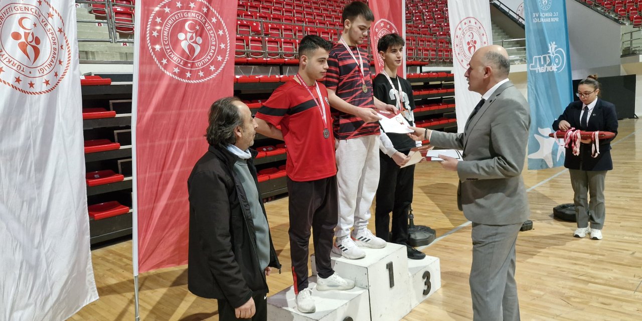 Liseli taekwondocular kıyasıya mücadele etti