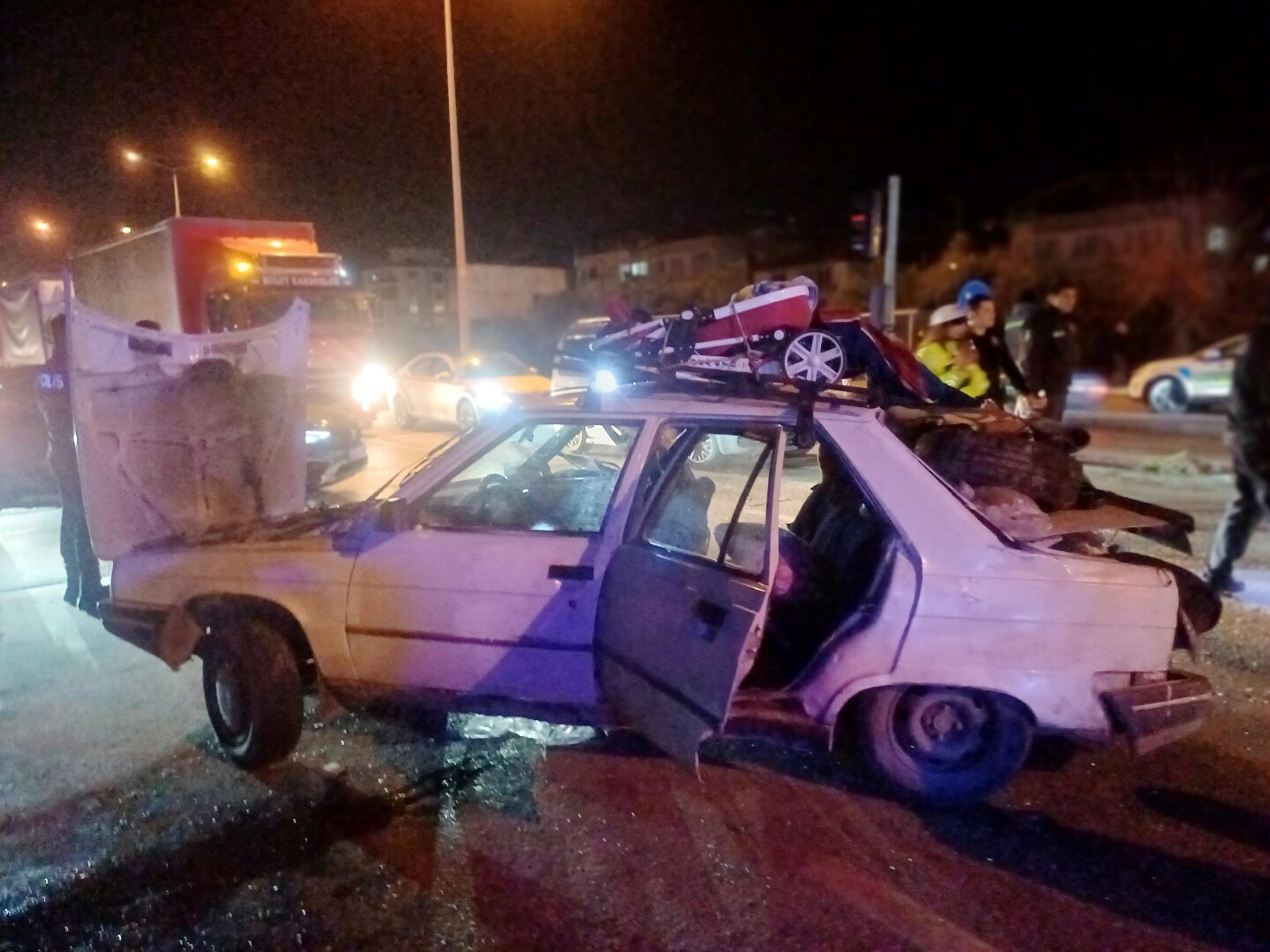 İki otomobil kafa kafaya çarpıştı: 2'si ağır 5 yaralı