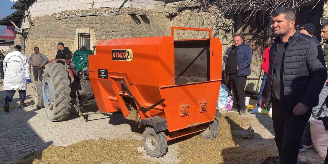 Bir anlık dalgınlık... Yem karma makinesi can aldı