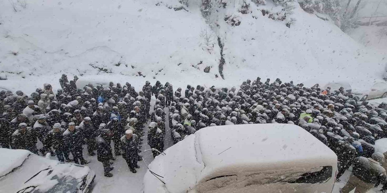 Trafik kazasında hayatını kaybeden genç toprağa verildi
