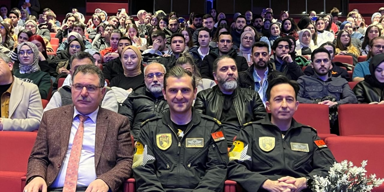 SOLOTÜRK pilotları, "İkaf'25"te gençlerle buluştu