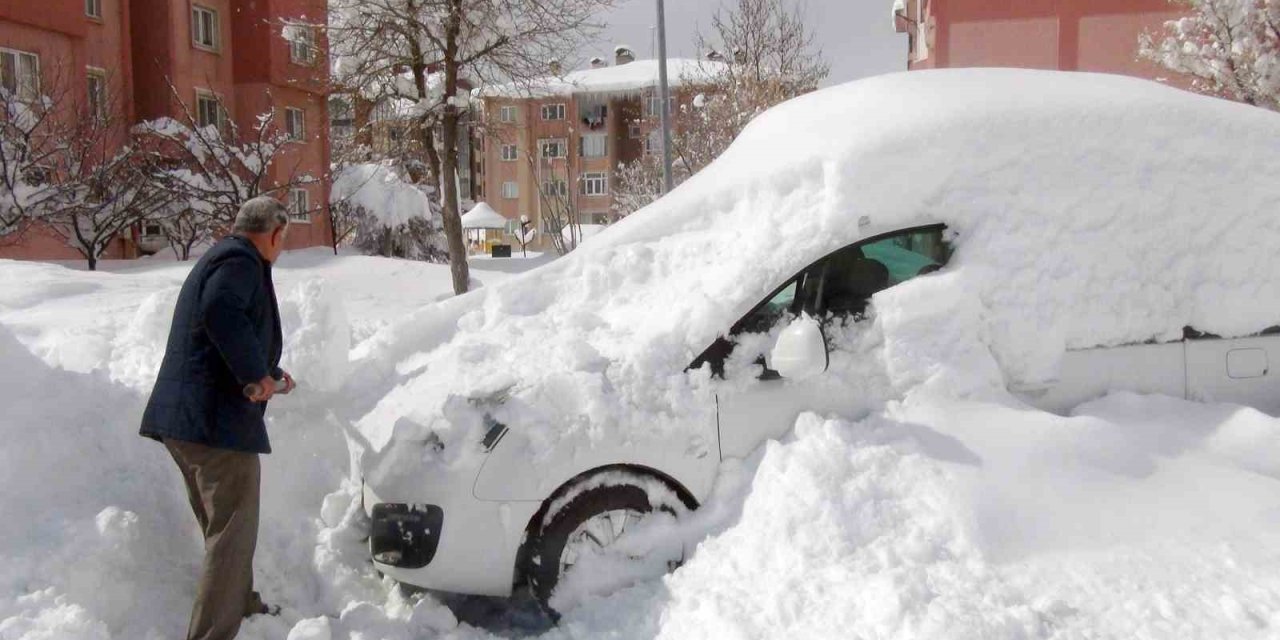 Kar altında araçlarını aradılar