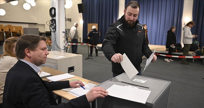 Almanya’da halk erken genel seçimler için sandık başında