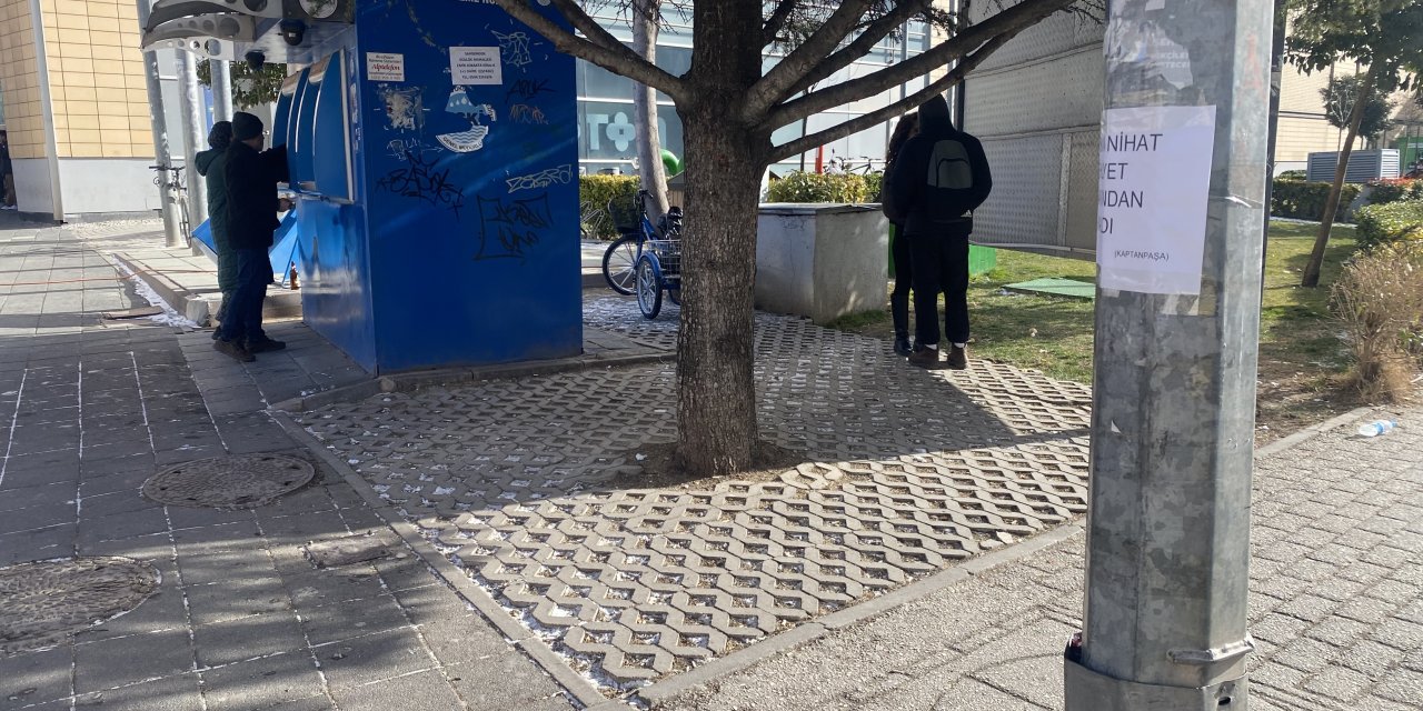 Kent merkezinde direğin üzerine yapıştırılan ilginç yazı dikkat çekti