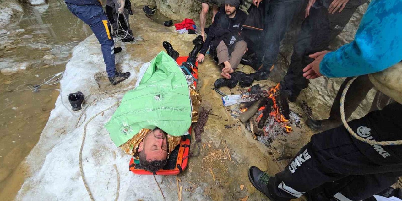 Buz kaplı yoldan çıktı, 30 metreden uçtu