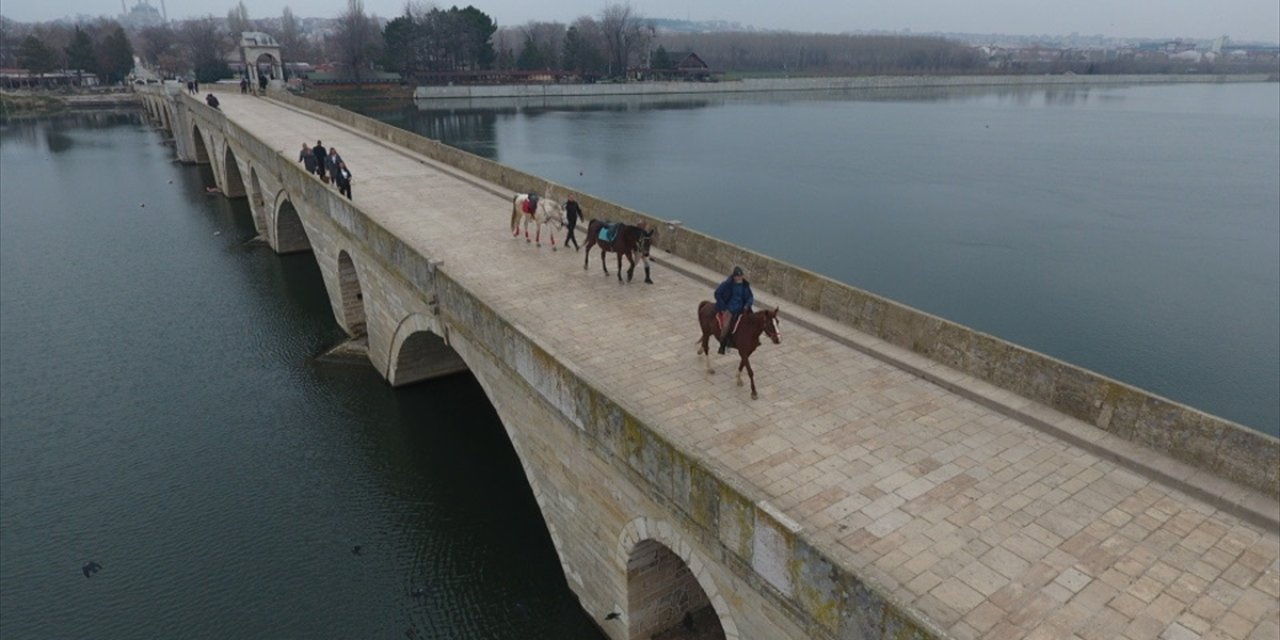 İspanya'dan at sırtında yola çıktılar... Konya'dan geçecekler
