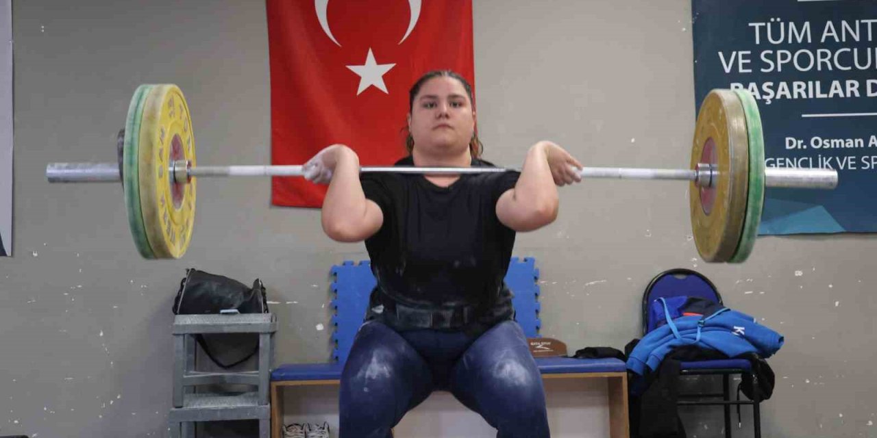 Konyalı Sudenaz ve Neriman Türkiye rekoru kırdı