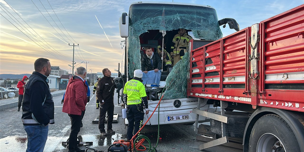 Kütahya’da yolcu otobüsü TIR’a çarptı: 13 yaralı