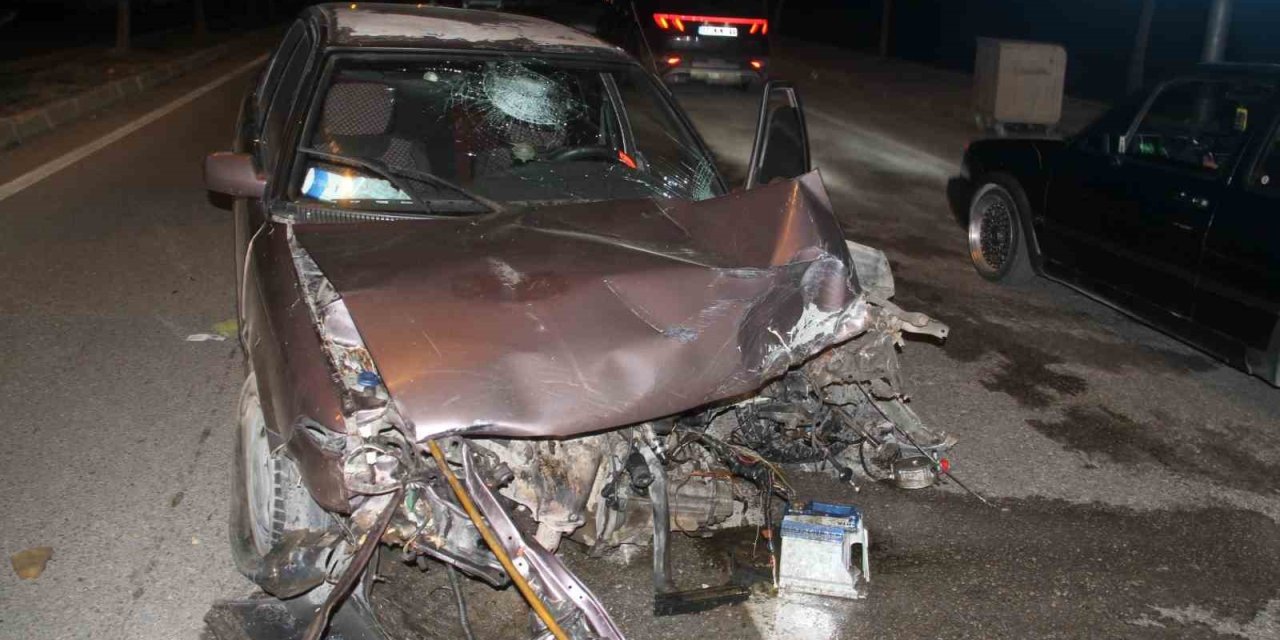 Konya’da lastiği patlayan otomobil direğe çarptı