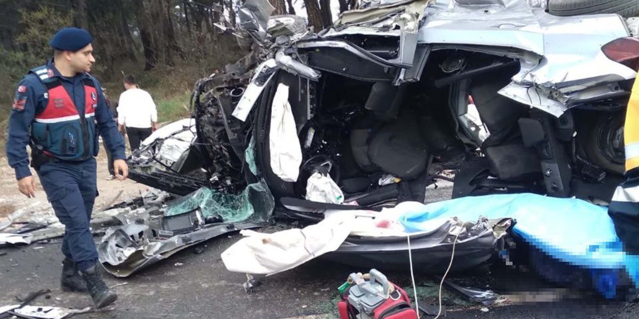 4 otomobil zincirleme kazaya karıştı: 2 ölü, 10 yaralı