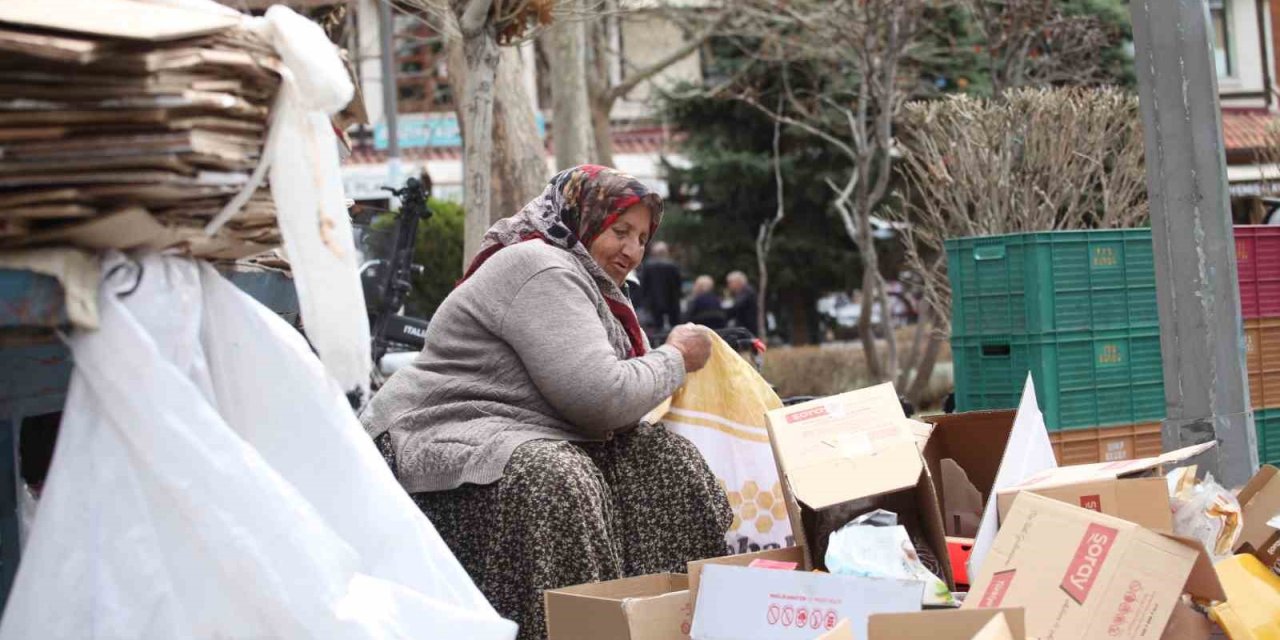 Yer Konya... 70 yaşındaki kadın 40 yıldır sokak sokak gezerek karton topluyor