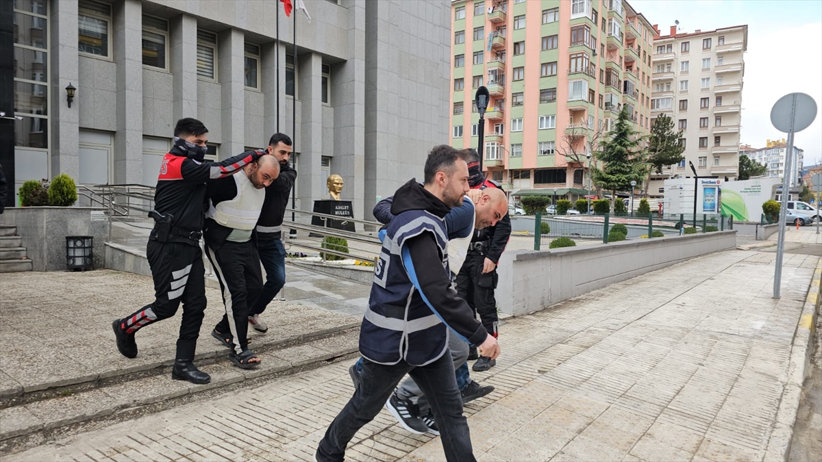 Akrabasını yakarak öldürdükleri iddia edildi