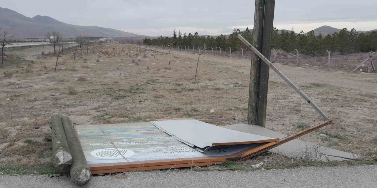Konya'da lodos fırtınası etkili oldu