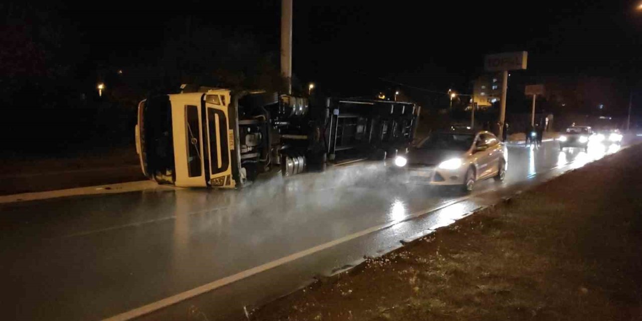Boya yüklü tır devrildi