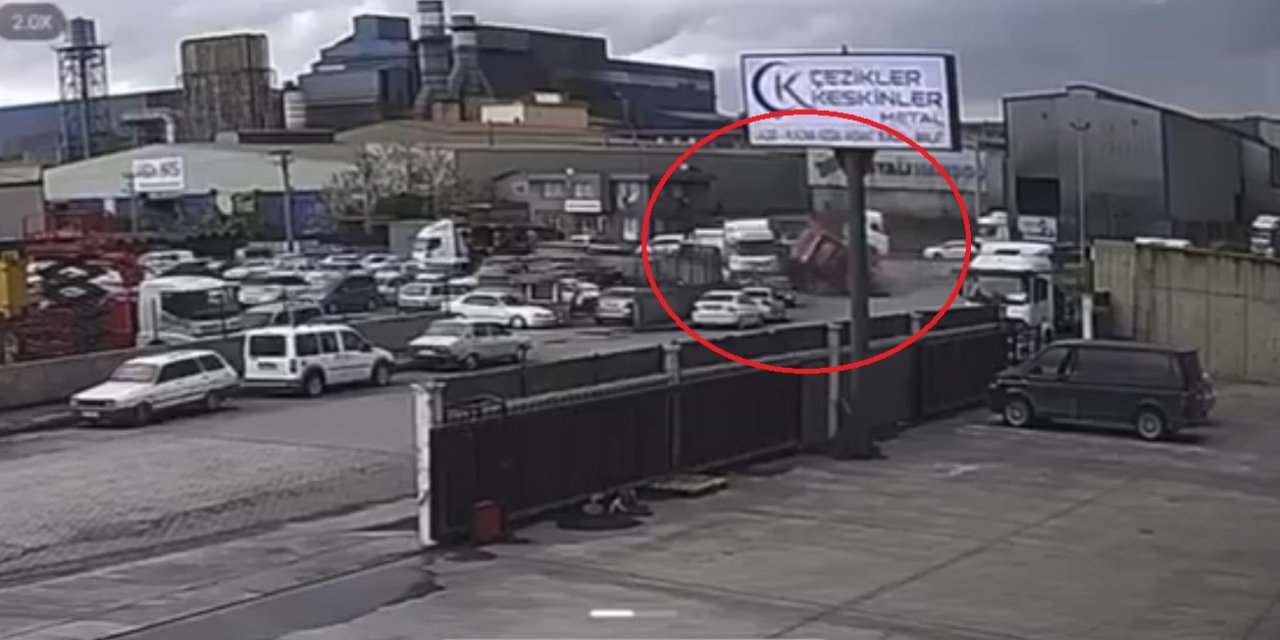 TIR, park halindeki araçların üstüne devrildi