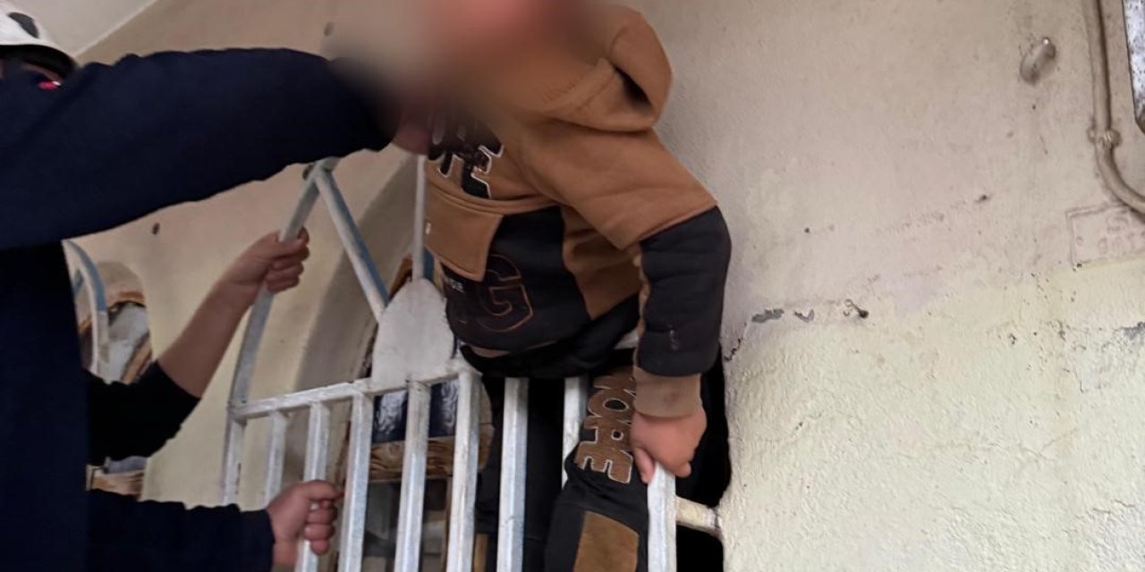 6 yaşındaki çocuk pencerenin demir korkulukları arasına sıkıştı!