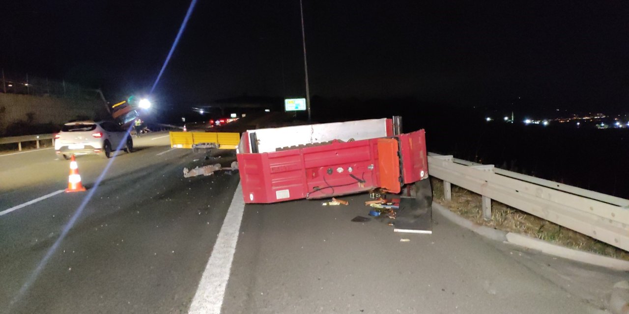 Tır 3 metre yükseklikten karşı şeride uçtu, dorsenin parçaları yola savruldu