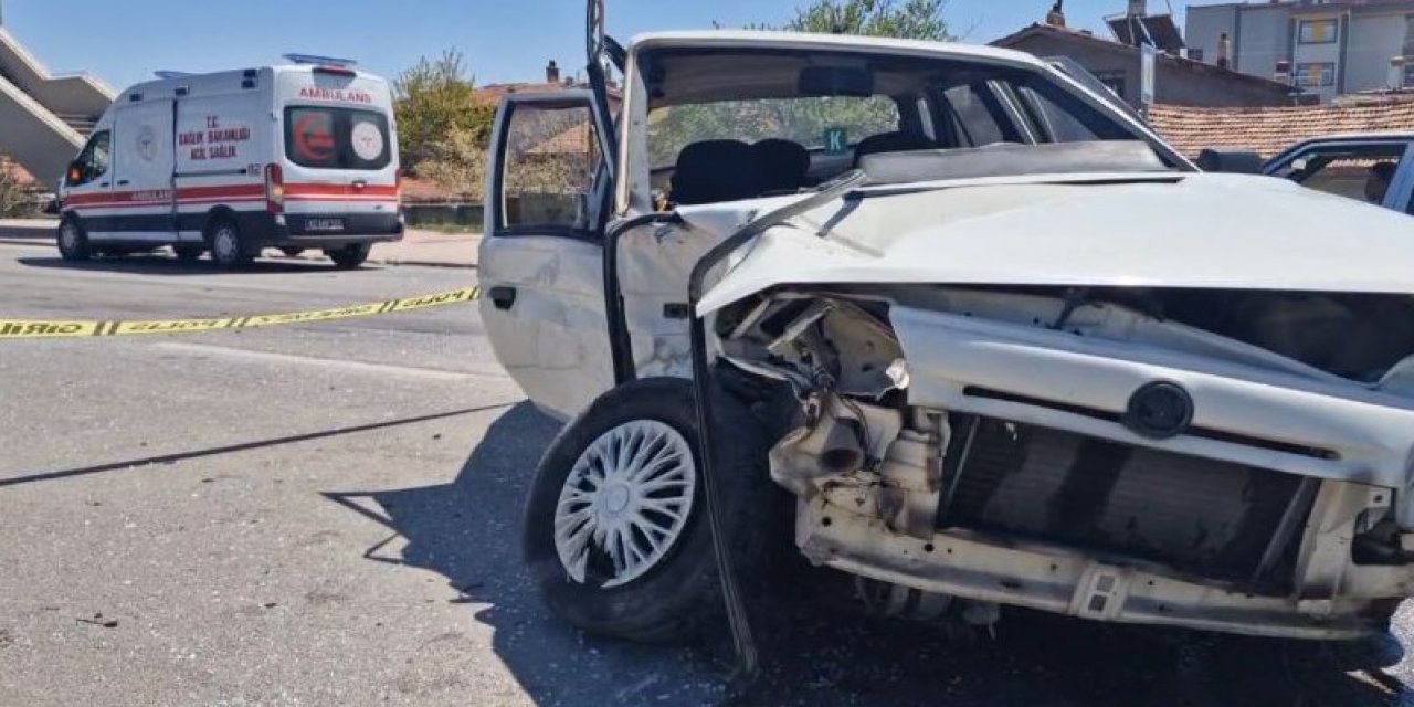 Konya’da merkezde ambulans ile otomobil çarpıştı, yaralılar var