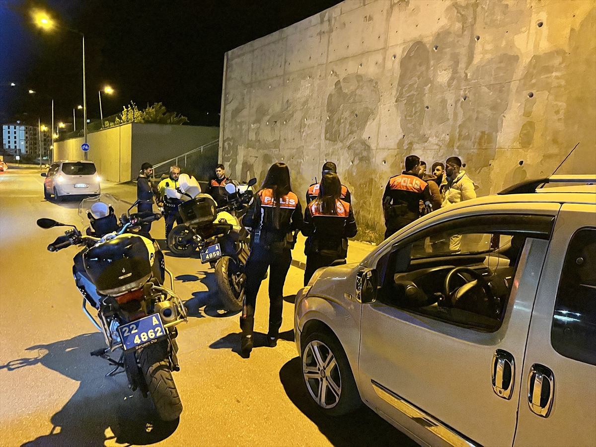 Yüksek sesle müzik dinleyen sürücüye komik ceza