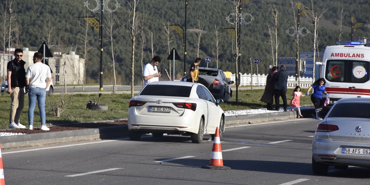 İki otomobil çarpıştı: 4 yaralı