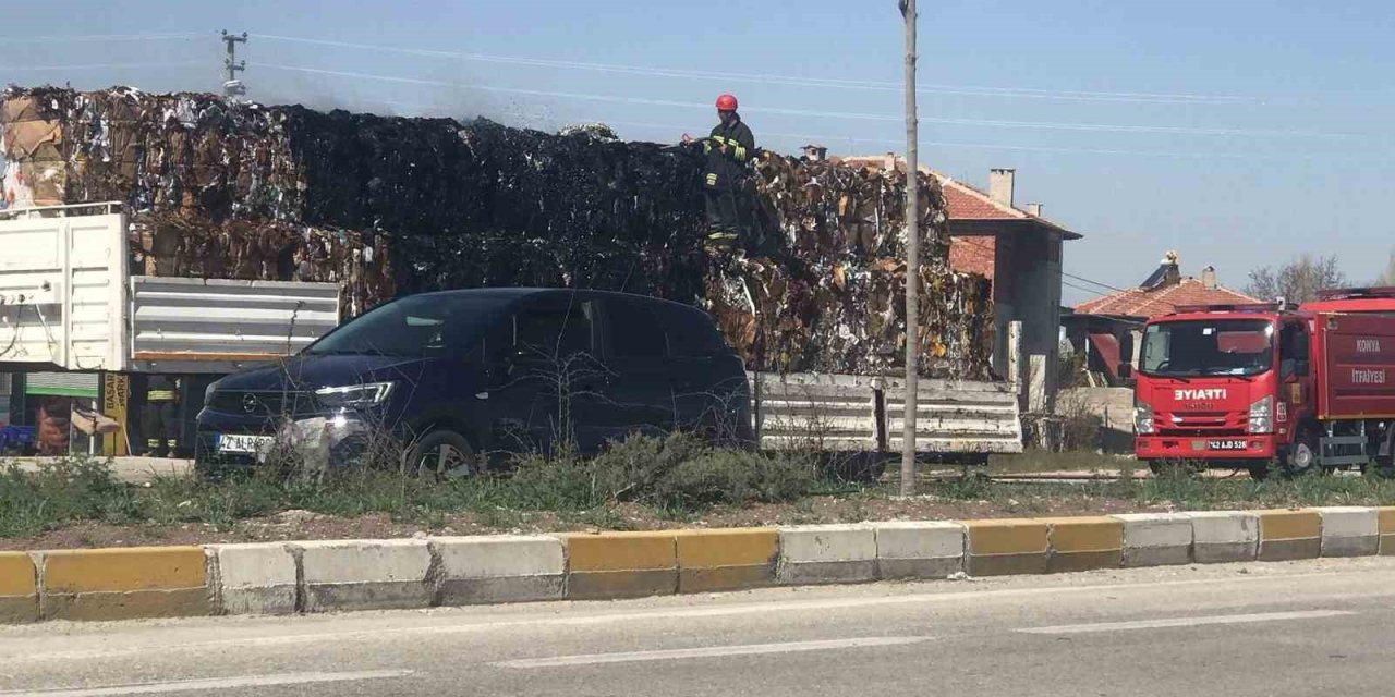 Konya'da hurda taşıyan tırın dorsesinde yangın çıktı