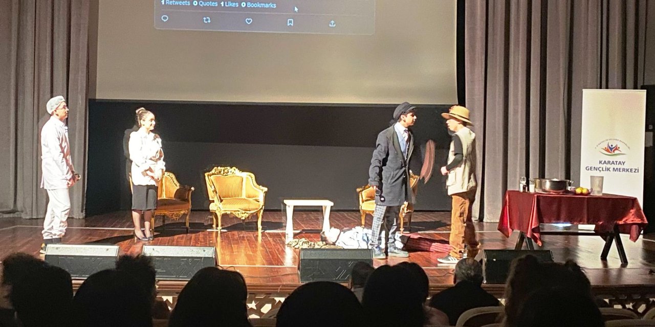 Yöntem Kolejinden tiyatroda büyük başarı