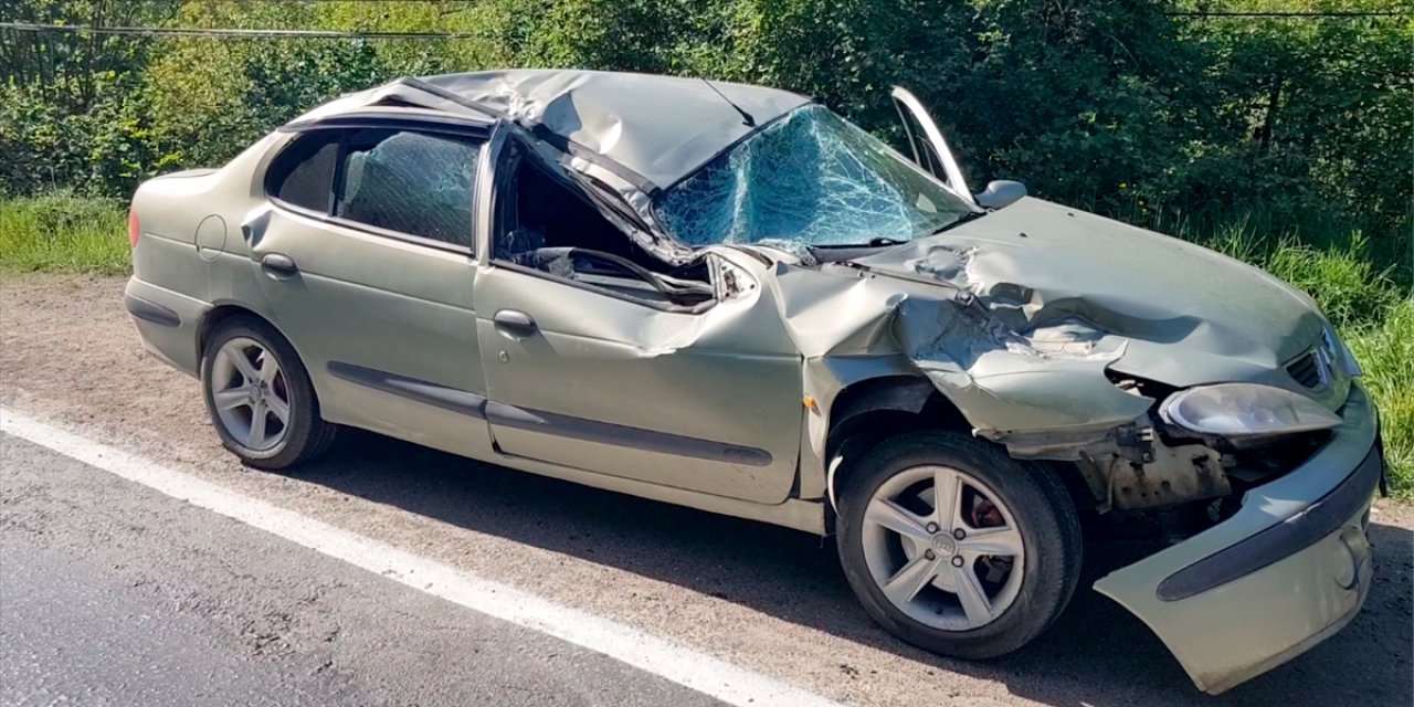 Üzerine kaya parçası düşen otomobildeki 5 kişi yaralandı