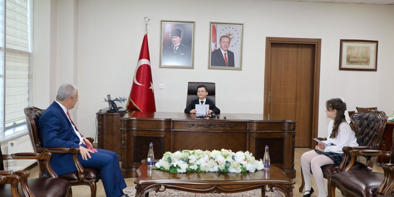 Konya Valisi Akın, 23 Nisan dolayısıyla temsili olarak makamını devretti
