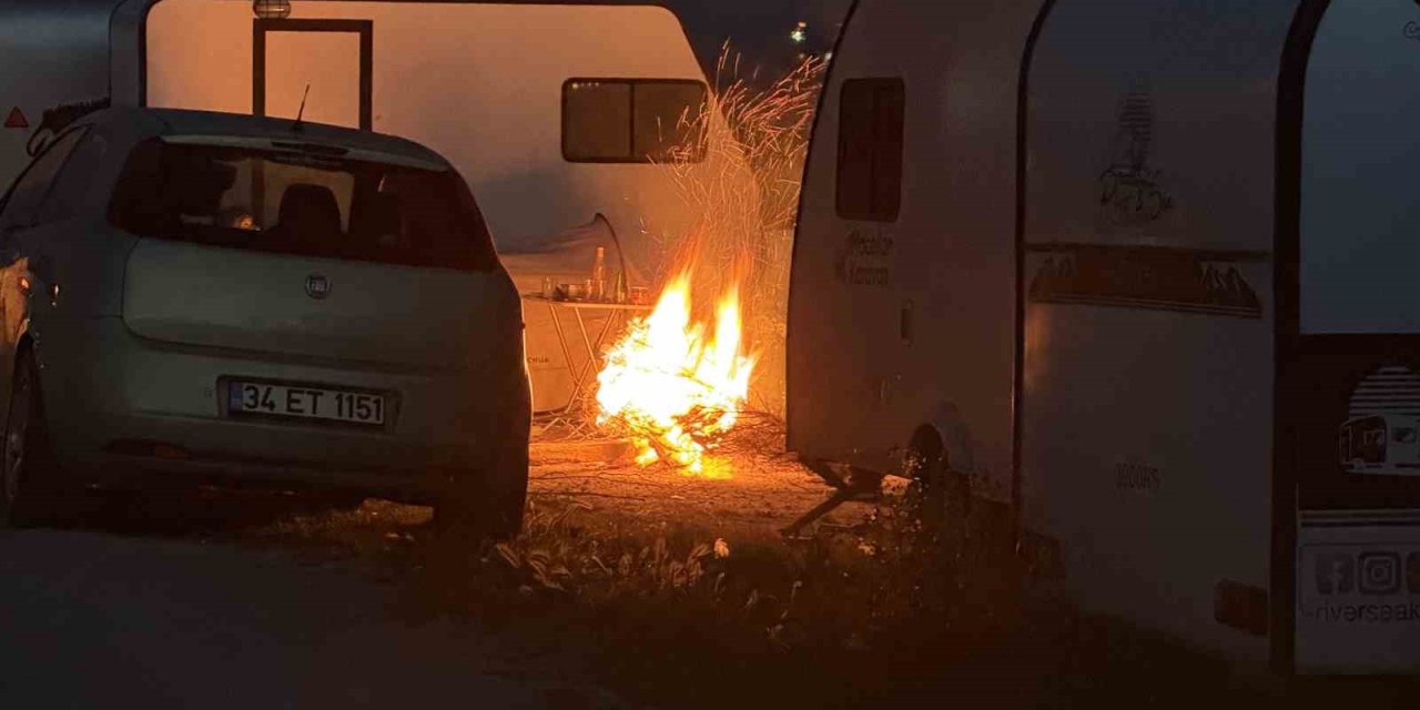 Deprem sonrası vatandaşlar karavanda ve parklarda geceliyor