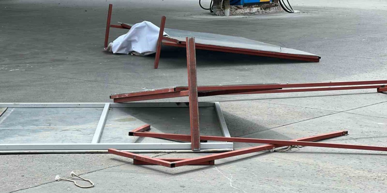 Uçan panolar vatandaşın üzerine düştü