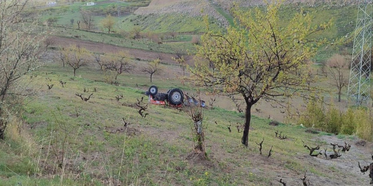 Devrilen traktörün altında kalan sürücü hayatını kaybetti