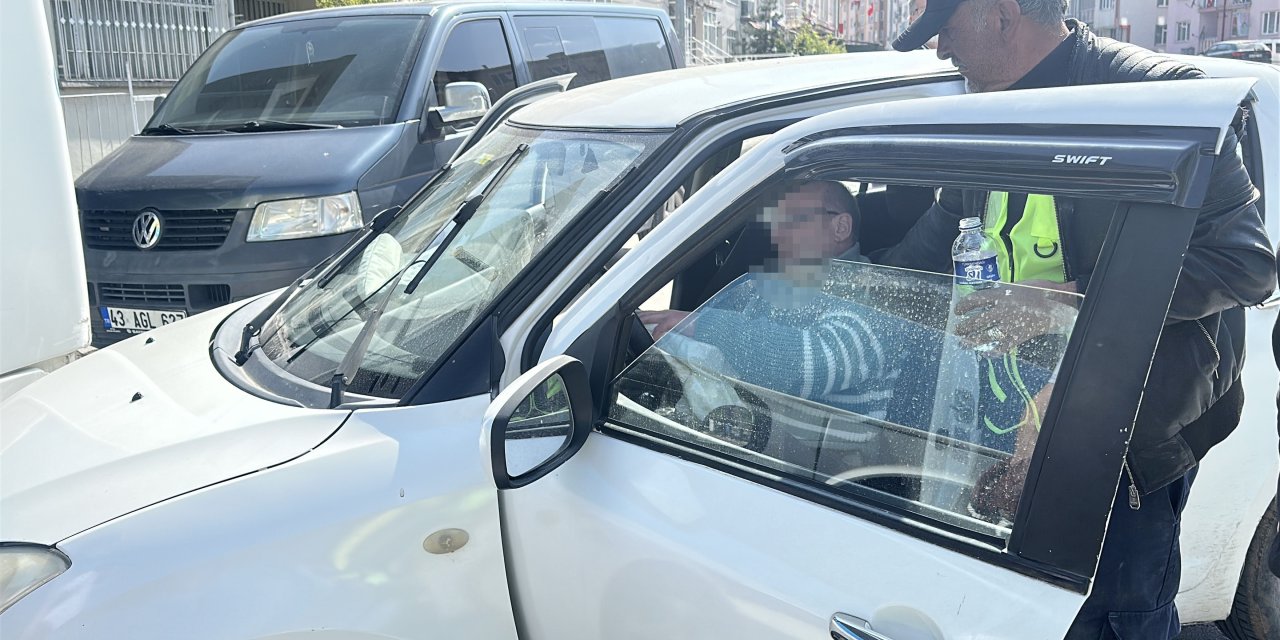 2042'ye kadar ehliyetine el konulan sürücü, otomobiliyle park halindeki halk otobüsüne çarptı