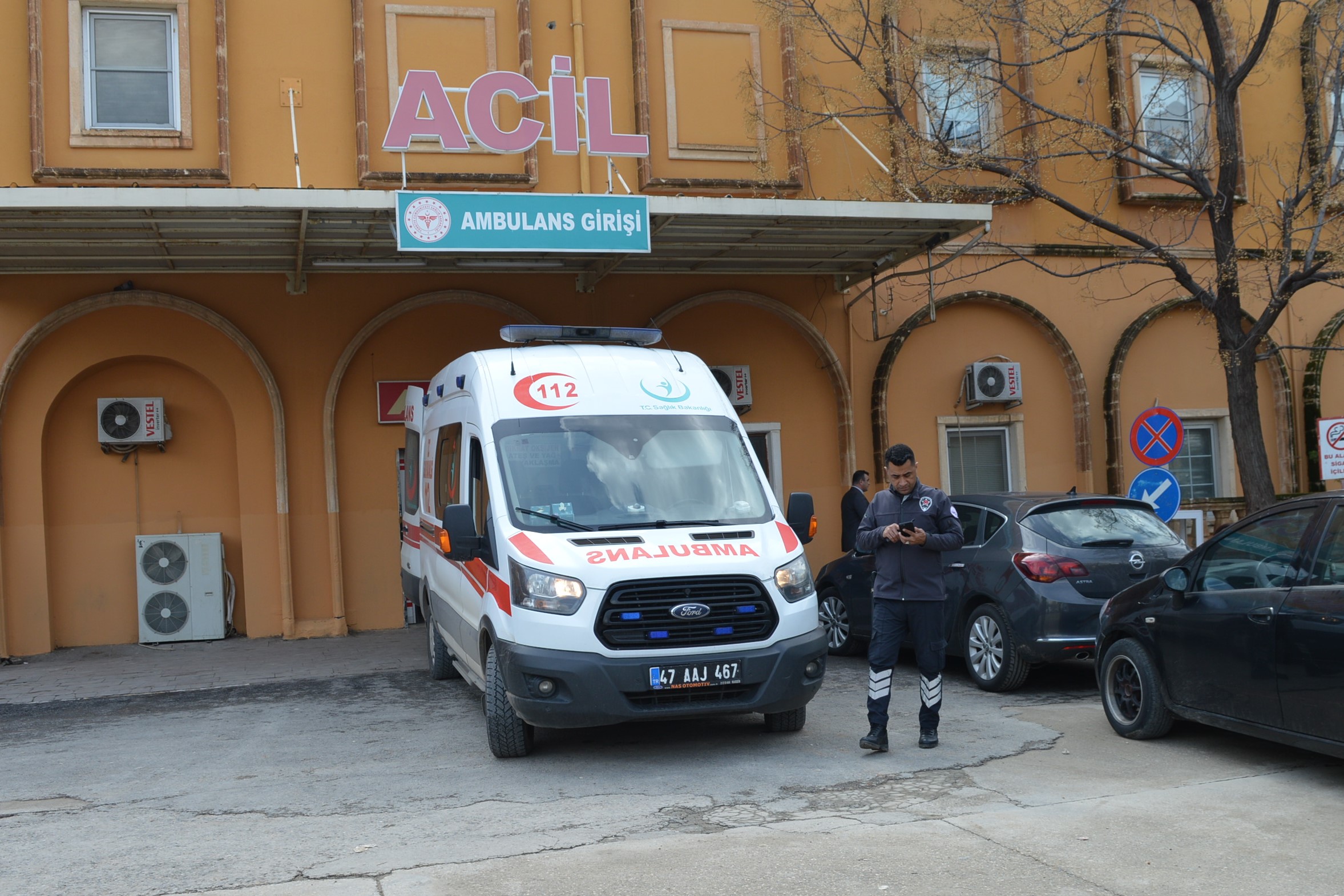 Camide namaz kılarken bıçaklandı