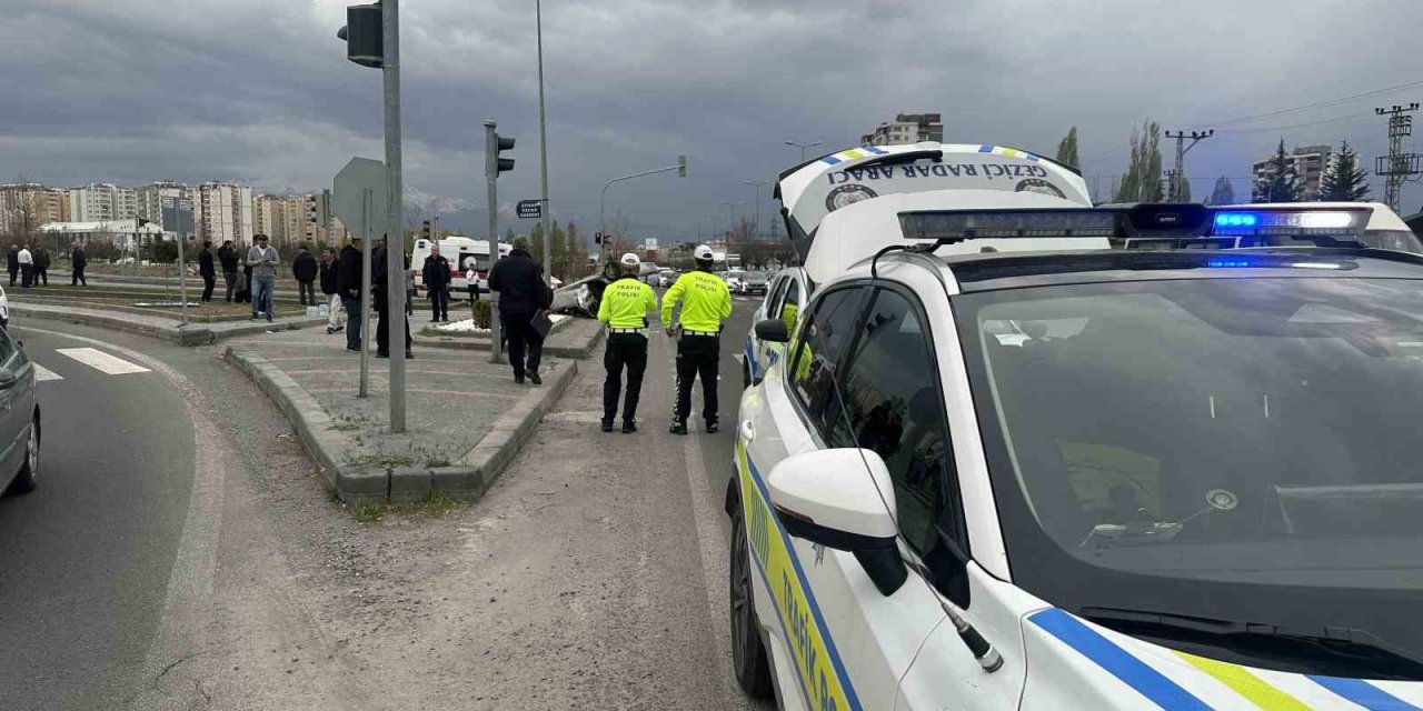 Belediye otobüsü ile otomobil çarpıştı: 9 yaralı