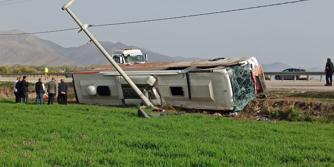 Yolcu otobüsü devrildi: 28 yaralı