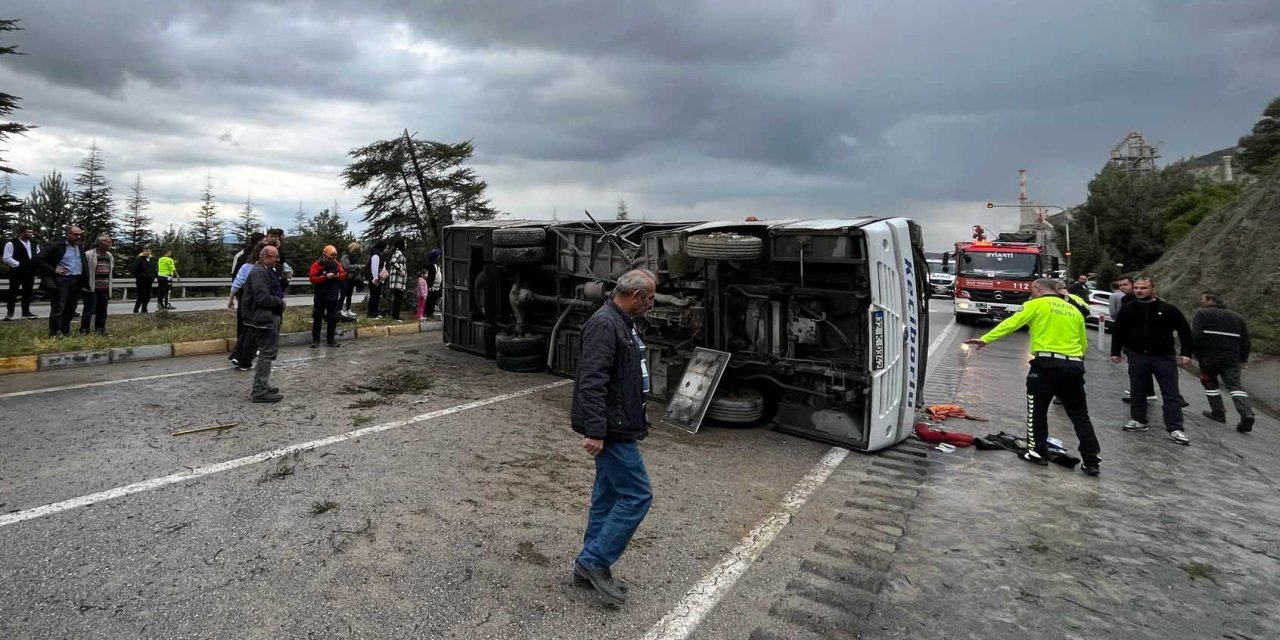 Yağış nedeniyle kayganlaşan yolda yolcu midibüsü devrildi: 16 yaralı