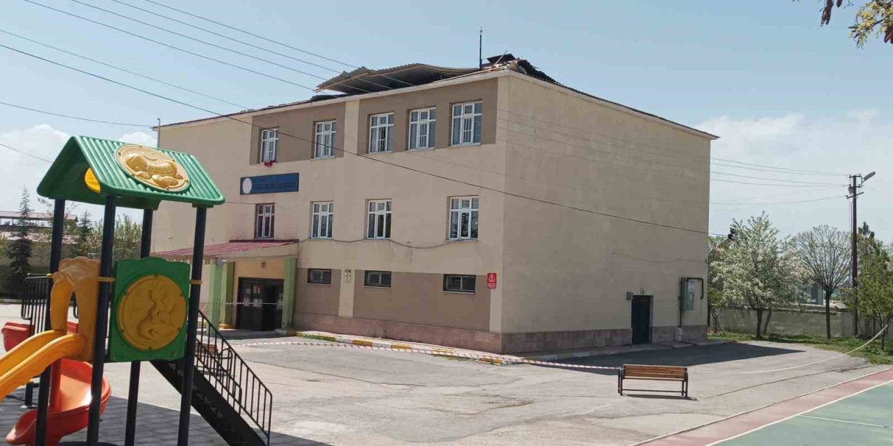 Fırtına okulun çatısını uçurdu