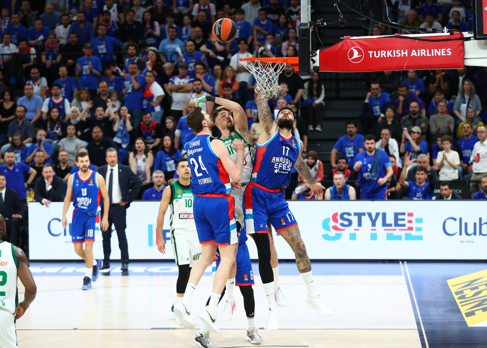 Anadolu Efes Final Four bileti için parkede!