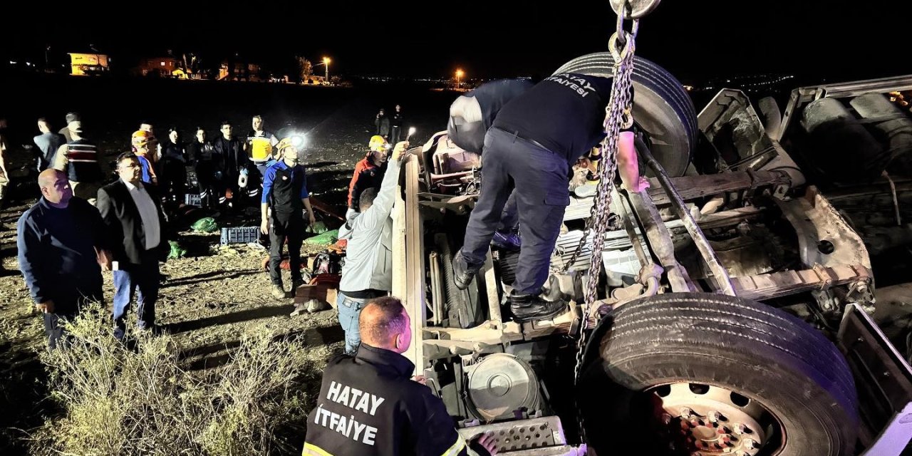 Tır ters döndü: 1 ölü, 1 yaralı