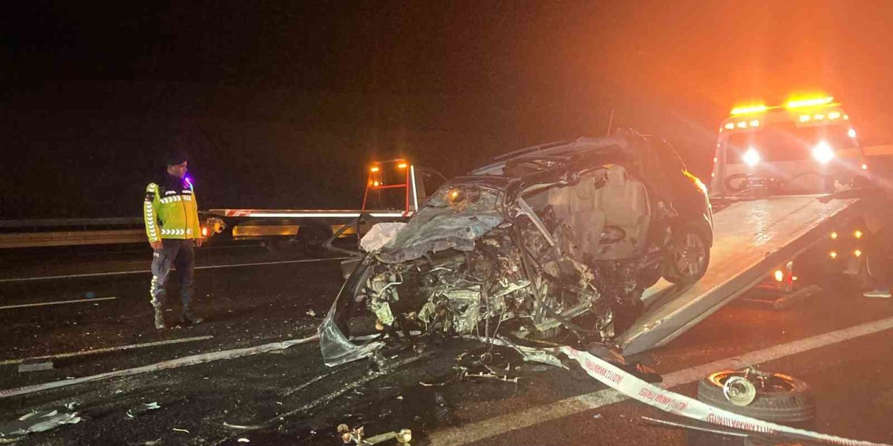 İki otomobil kafa kafaya çarpıştı: 4 ölü, 1 yaralı