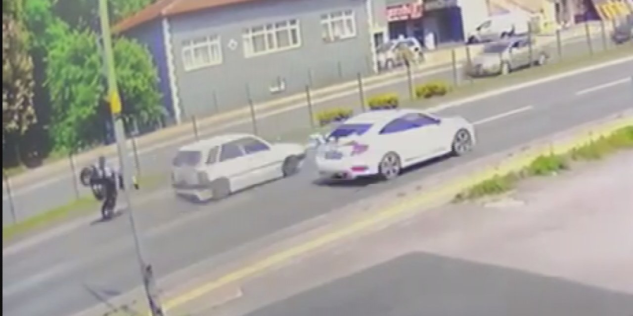 Motosiklet tellere çarpıp takla attı