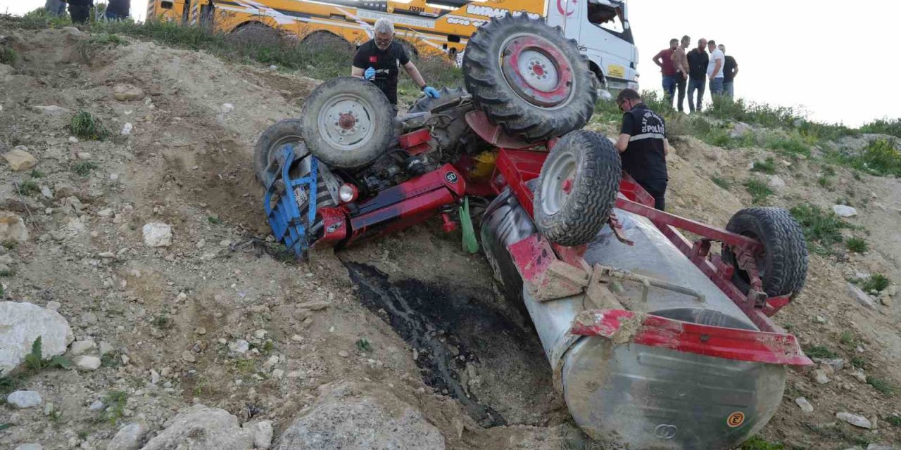 Traktör şarampole devrildi: 1 ölü