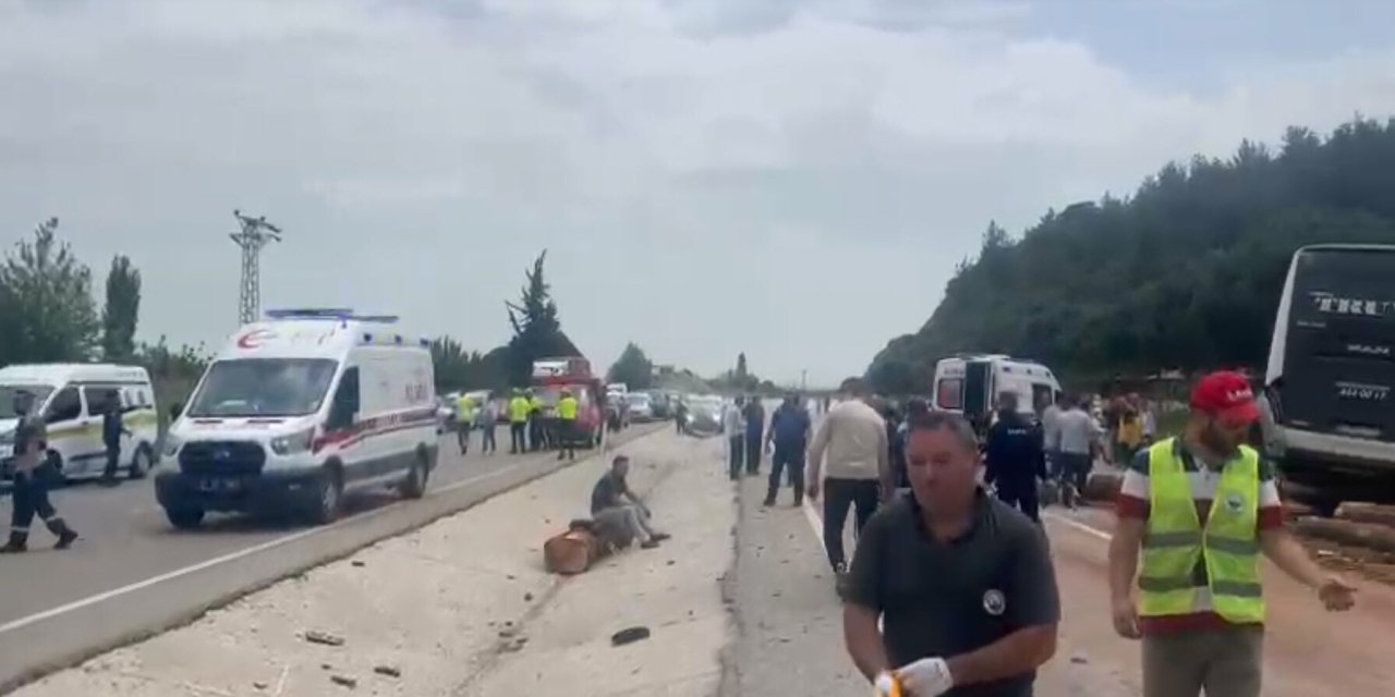 Yolcu otobüsü, kamyon ve otomobilin çarpıştığı kazada can kaybı arttı