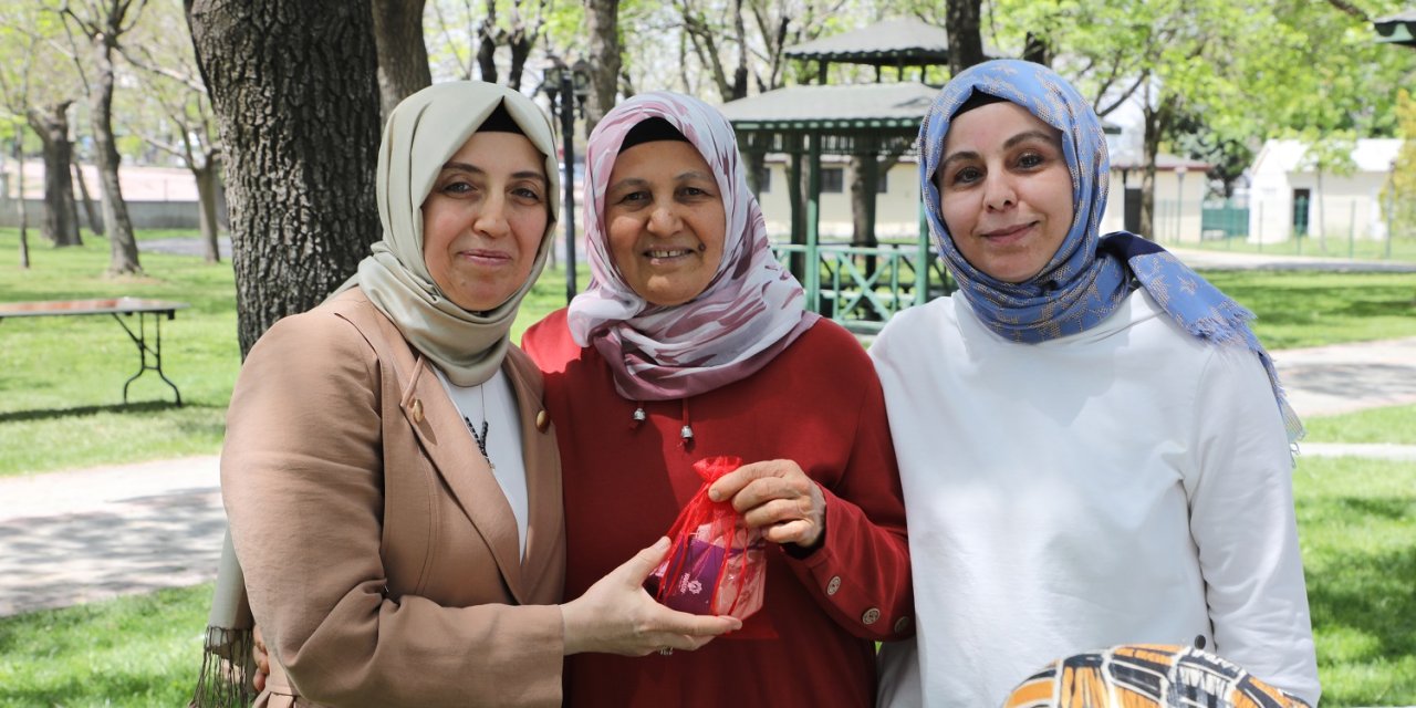 Karatay Belediyesi’nden kadın personellere sürpriz