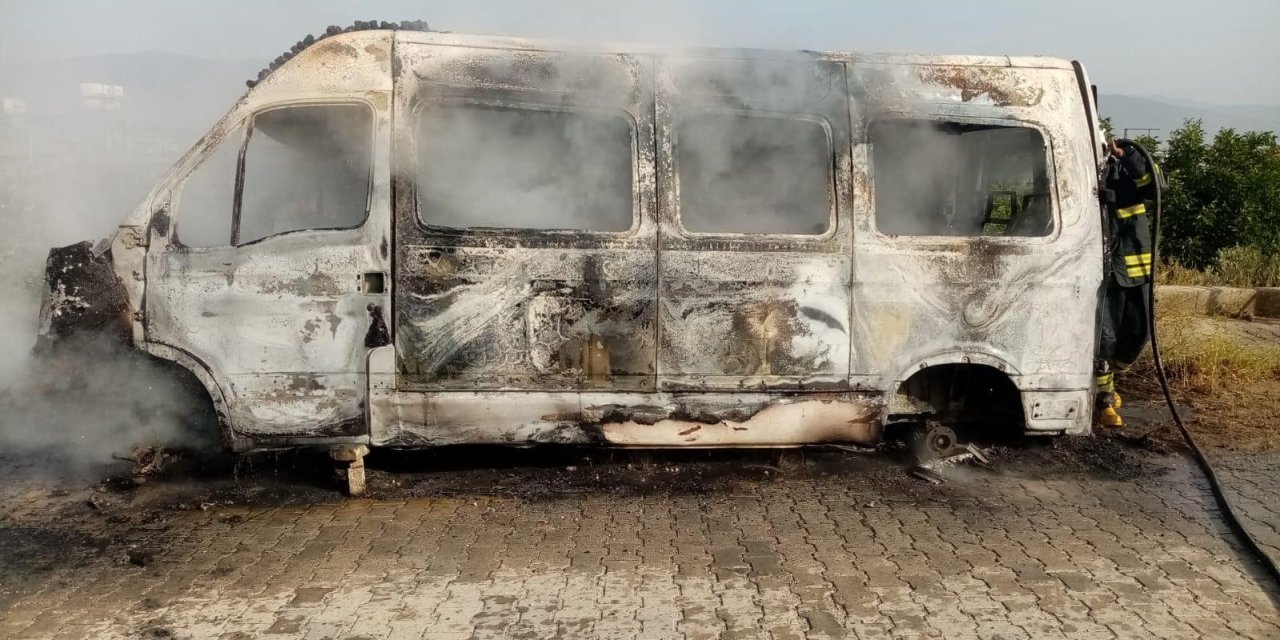 Park halindeki minibüs alevlere teslim oldu